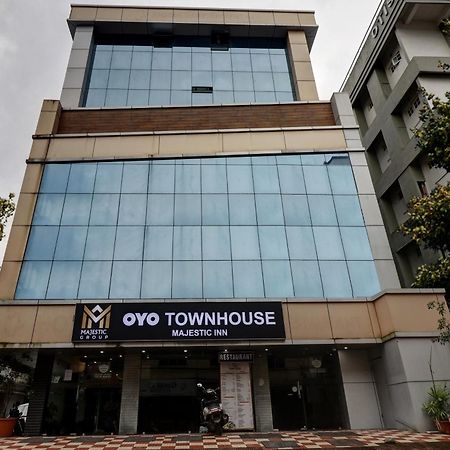 Oyo Townhouse 595 Majestic Inn Kochi Exteriör bild